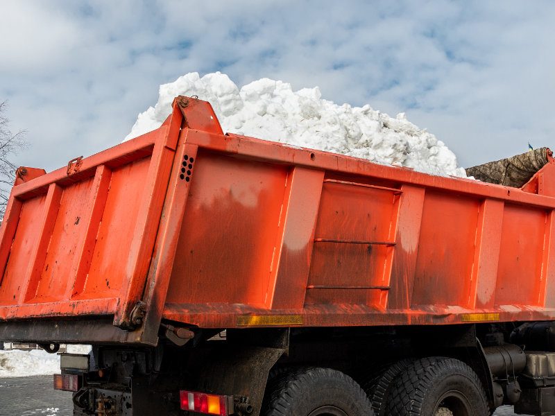 Lumenkuljetus — kuorma-auto talvella Jyvässeudulla